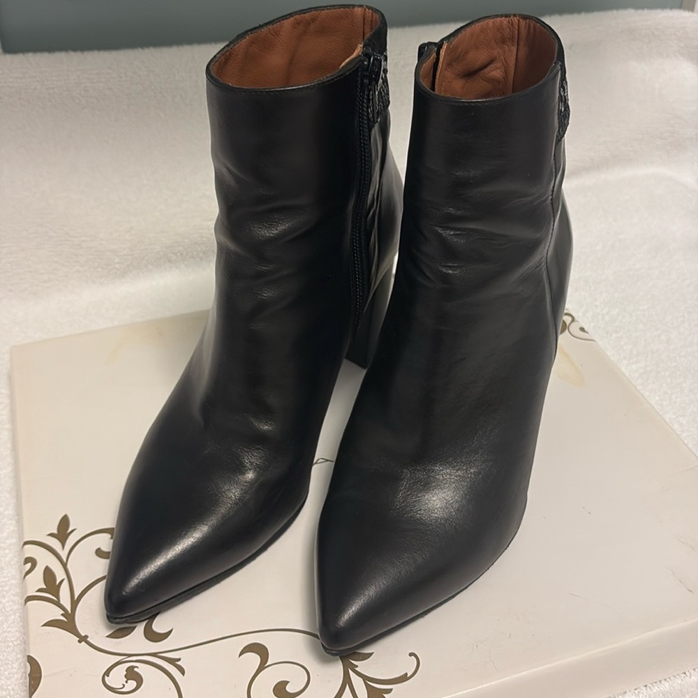 Booties, black color size 38, all leather.